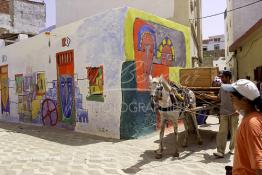 Image du Maroc Professionnelle de  Rue dans la kasbah d’Asilah, ville au nord-ouest du Maroc à 40 km au sud de Tanger, ancienne fortification Portugaise  construite XVIe siècle, 9 septembre 2001. (Photo / Abdeljalil Bounhar) 